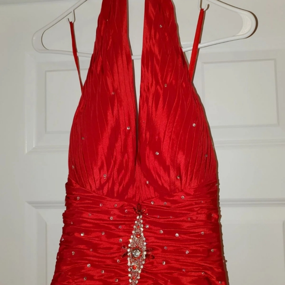 Red Gown - Picture 4 of 9
